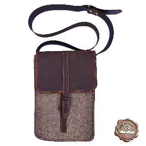 Av sahası ve ekipman için av çantaları von AKAH AKAH Messenger-Tasche Wollfilz 60151000